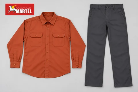 Camisa terracota y pantalón grafito extendidos por separado