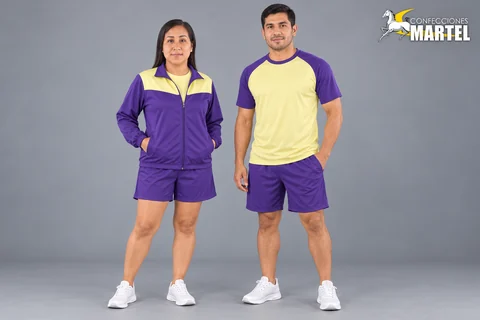 Modelos adultos con casaca violeta de canesú amarillo y camiseta raglán amarilla con shorts violetas.