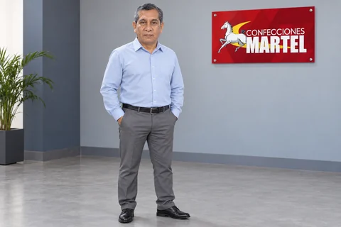 Modelo de muestra con camisa azul claro pantalón gris: vista general