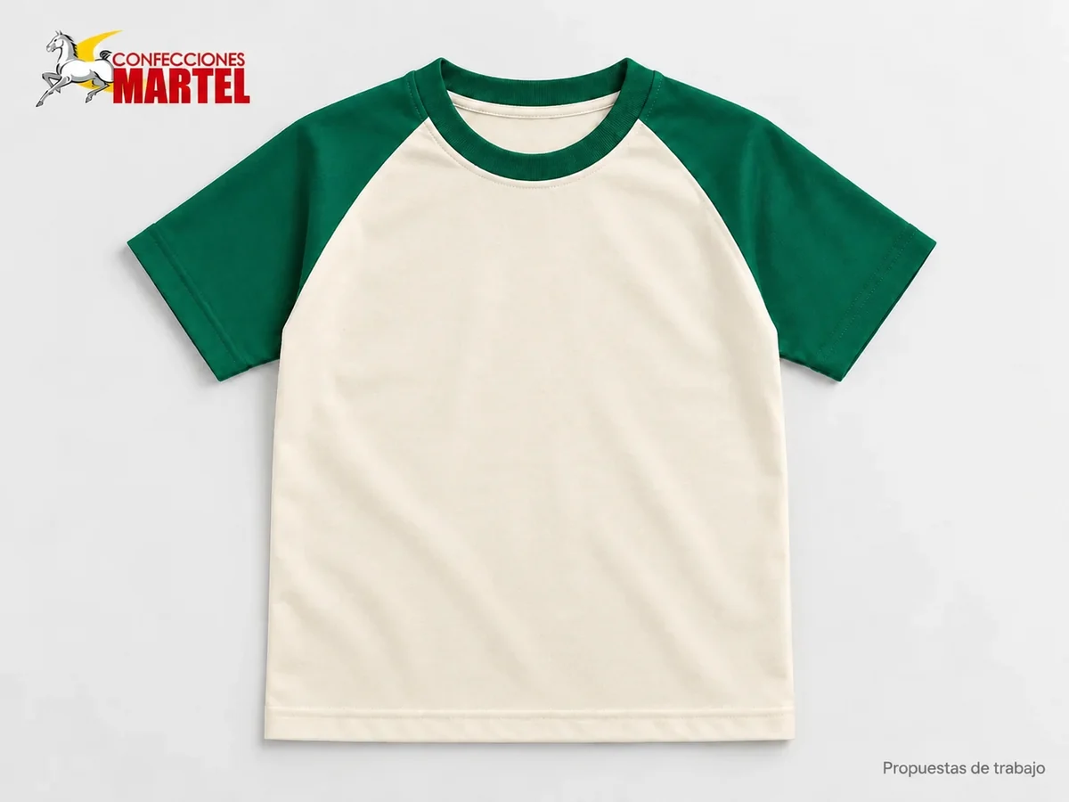 Propuesta Martel MAR-POL-002: Polo marfil con mangas raglán verde esmeralda y cuello redondo.