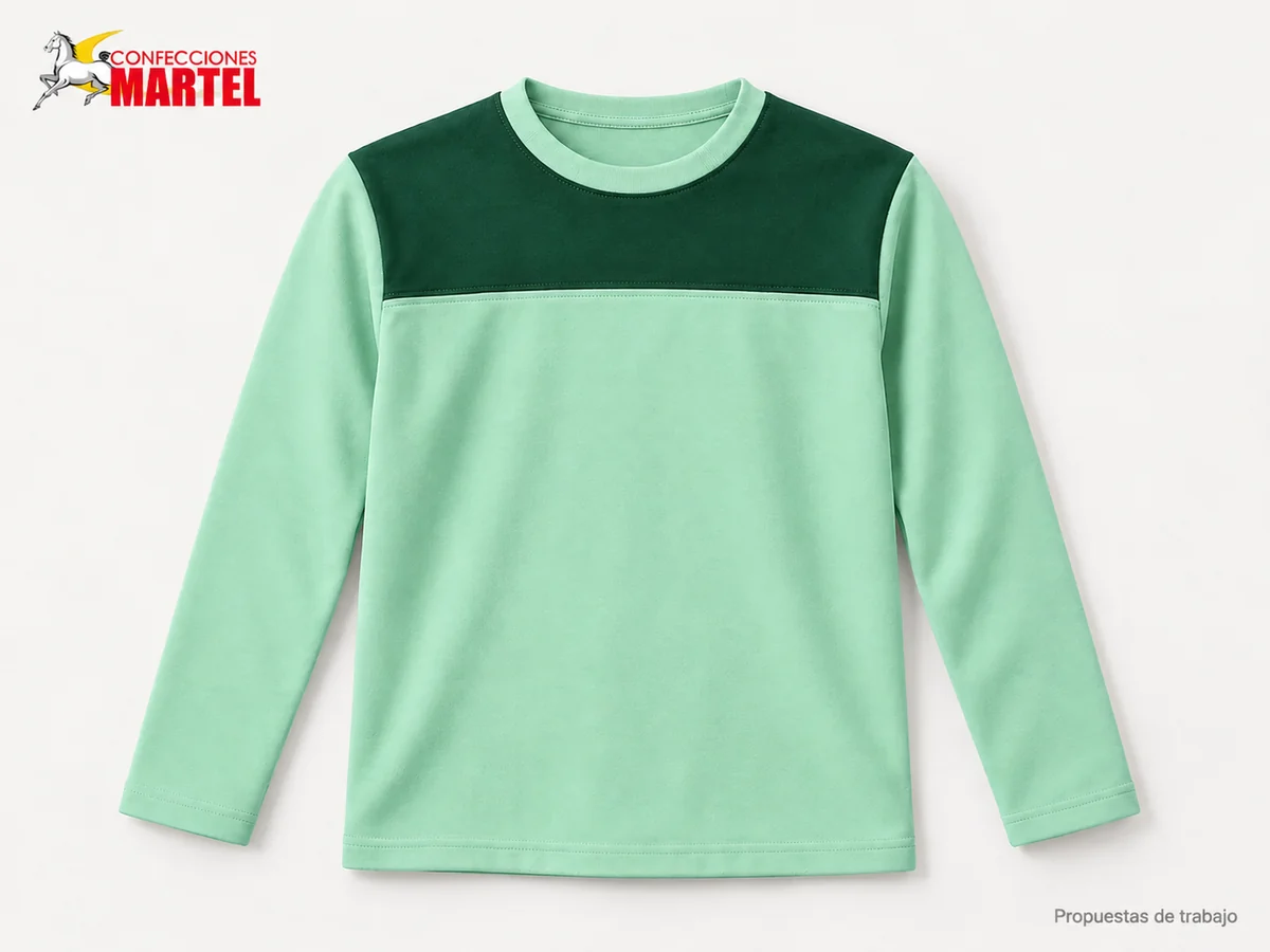 Propuesta Martel MAR-POL-007: Polo menta de manga larga con canesú verde bosque y bajos de manga sencillos.