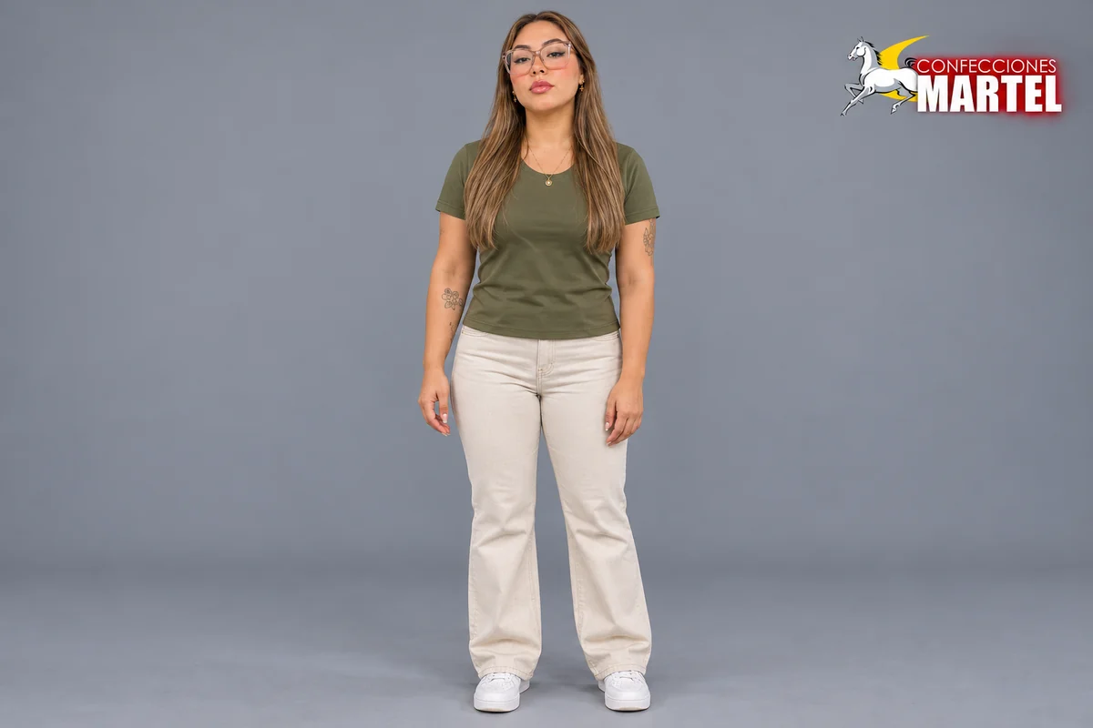 Mujer con camiseta oliva cuello redondo y pantalón claro