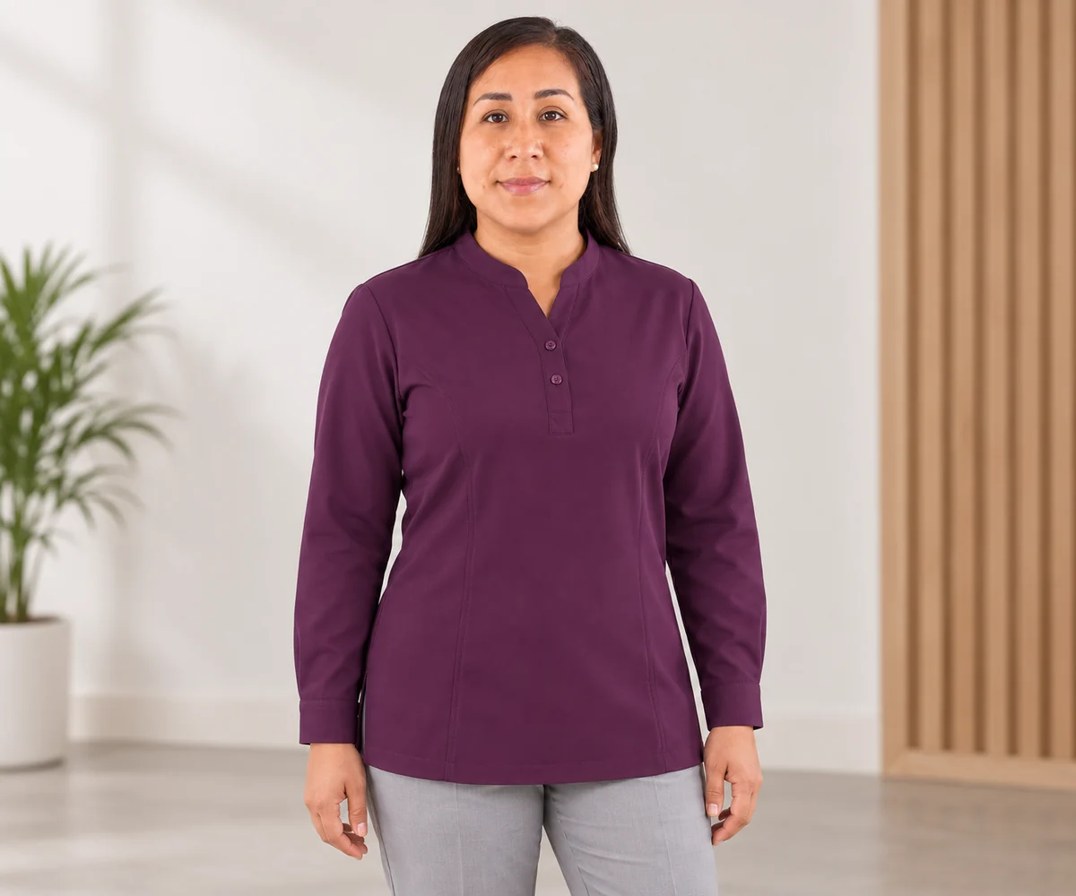 Vista frontal de mujer con túnica ciruela de botones cortos al cuello.